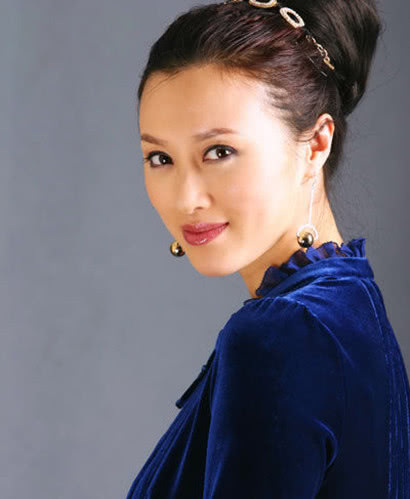 她长着一副慈悲面容,饰演弘昼的母亲,最终被魏璎珞设计雷电烧死|白珊