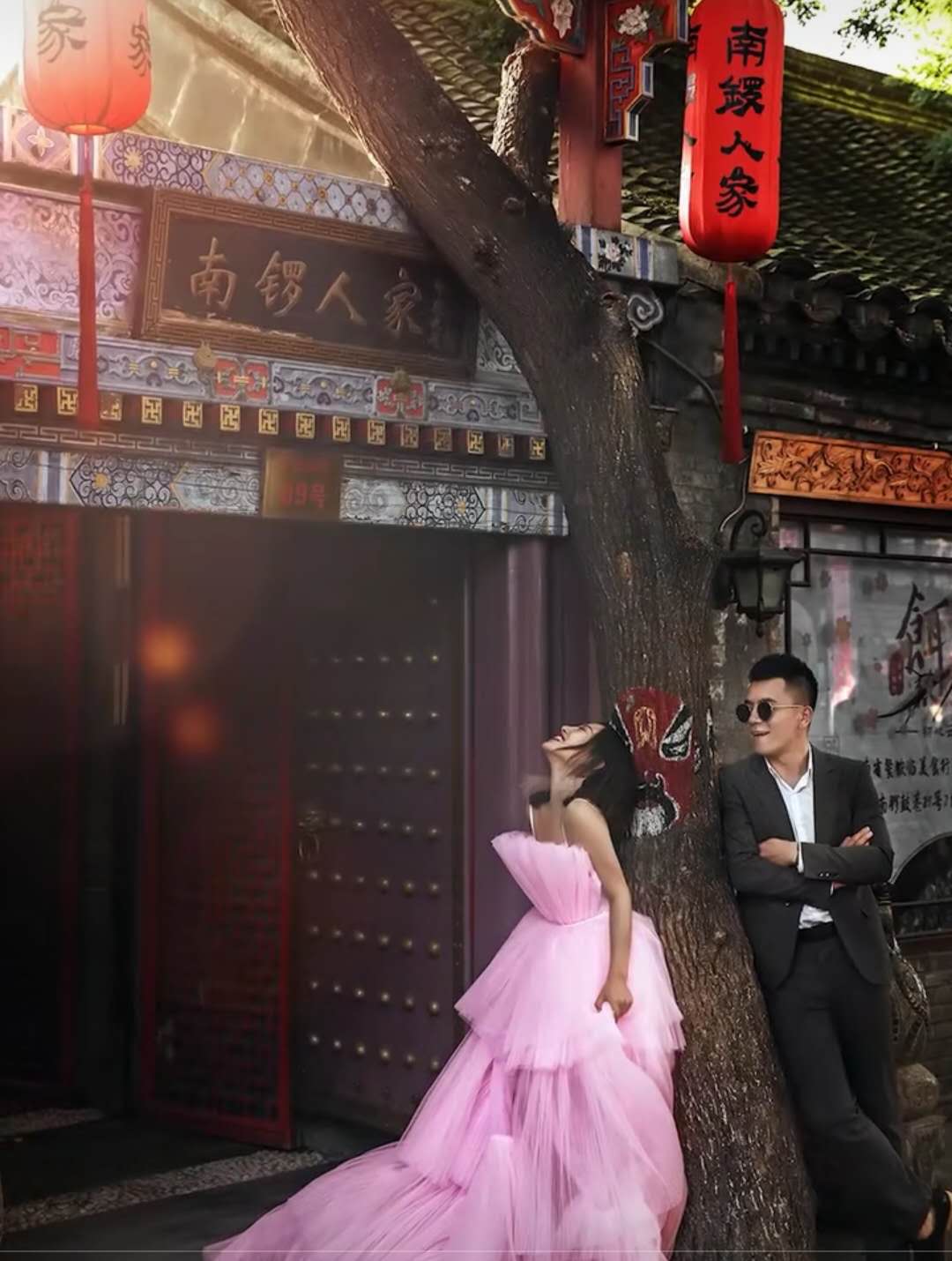 新人无惧路人眼光,南锣鼓巷拍摄婚纱照,网友:新郎好像路星河