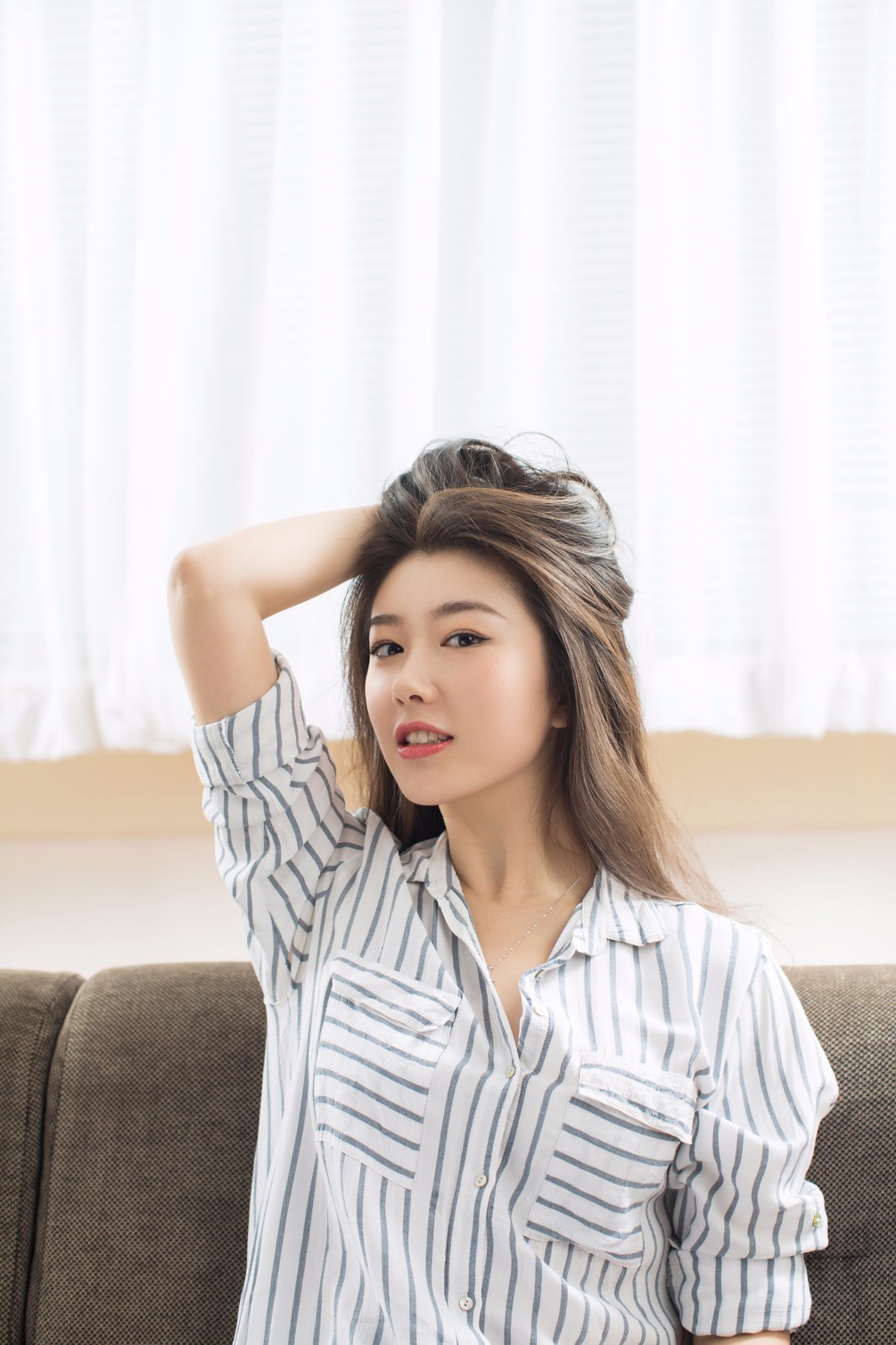 肖垚曝阳光味写真纯净眼眸浸染俏皮可爱