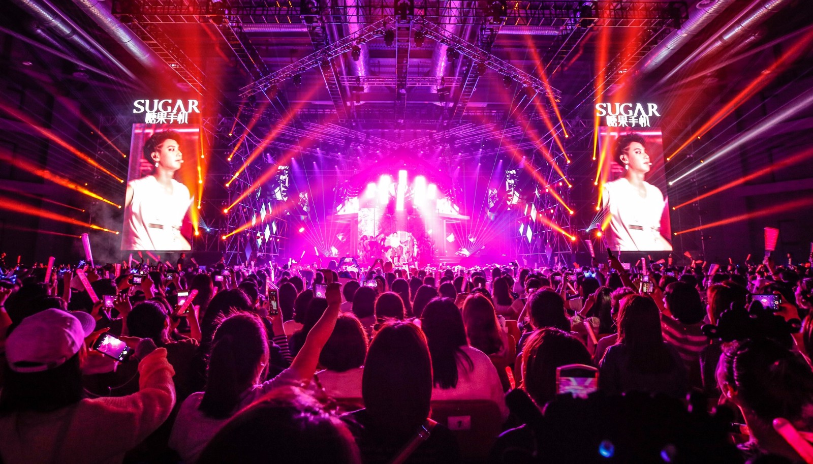 黄子韬2018巡回演唱会首站上海告捷 芒果娱乐塑"冲击性"舞台