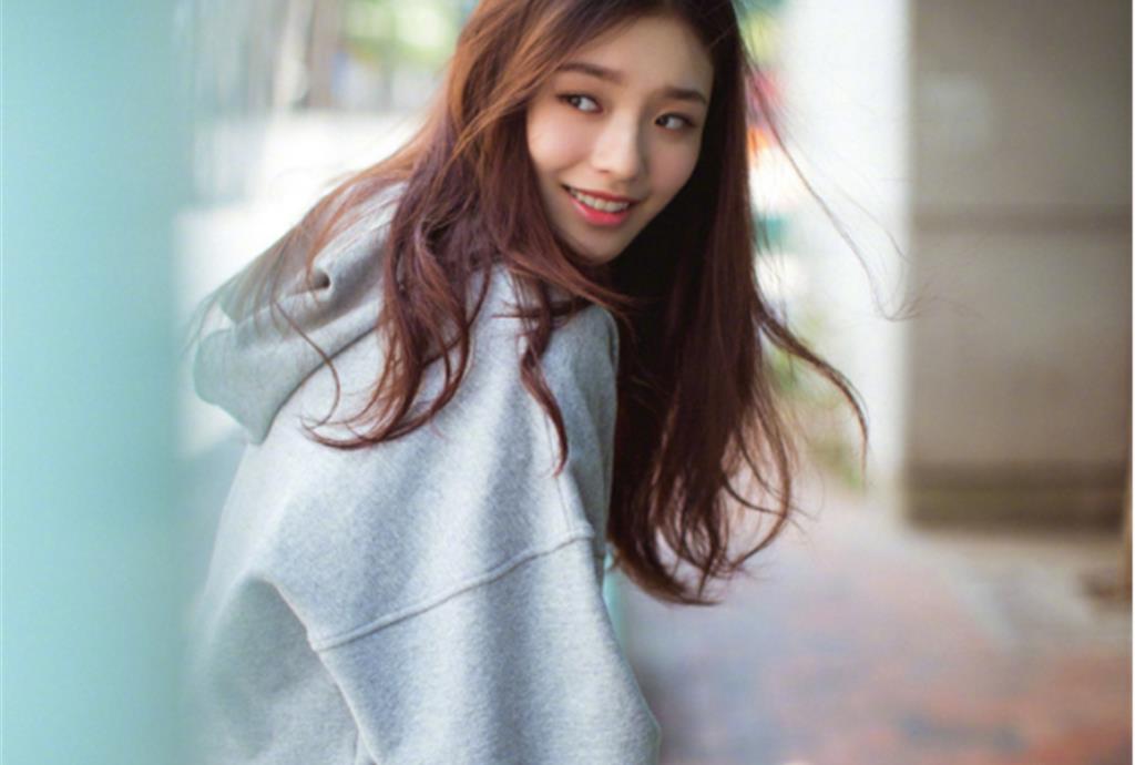 出道仅4年,却凭3部电影狂揽54亿票房,网友:跟对了导演