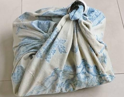 守寡8年后我再嫁,前婆婆摔给我个破包袱,打开一看我哭红了眼!