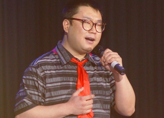 曾多次登上春晚舞台,如今却被小20岁女友抛弃,靠街头卖唱为生