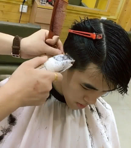 自信哥剪头发表情得意,剪完二帅一脸网友,逗比变男神|发型|表情|理发