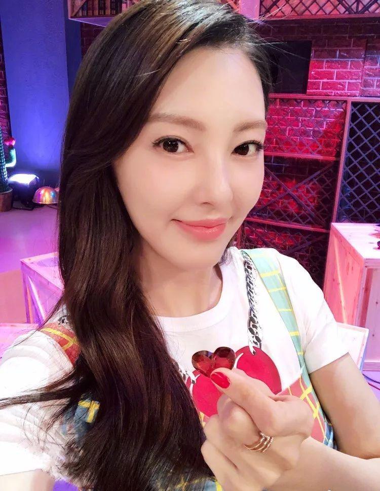 31岁张雨绮游玩迪士尼被路人拍下,无滤镜无美颜仍超过一路网红