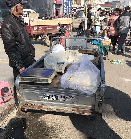 大叔每次赶集,都来卖豆腐,自己家做的,质量口感没得说,不过现在人很少