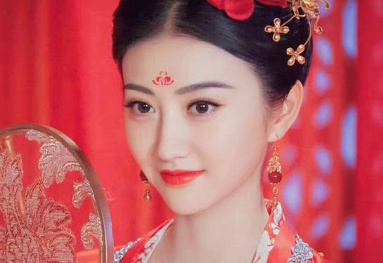 盘点女星的眉间花钿,赵丽颖,热巴,杨幂虽美,但都败给最后那位