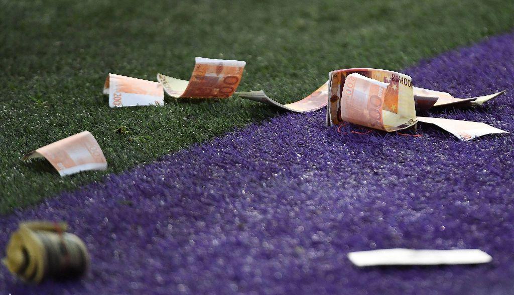 欧冠比赛拜仁球迷抗议门票太贵向球场里扔成卷欧元钞票
