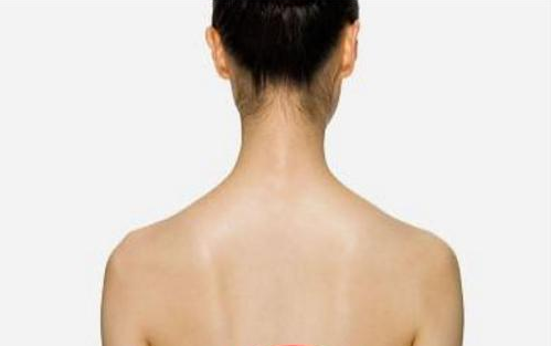 女人有"天鹅颈上痣",是婆婆眼中的好媳妇,天生的财星!