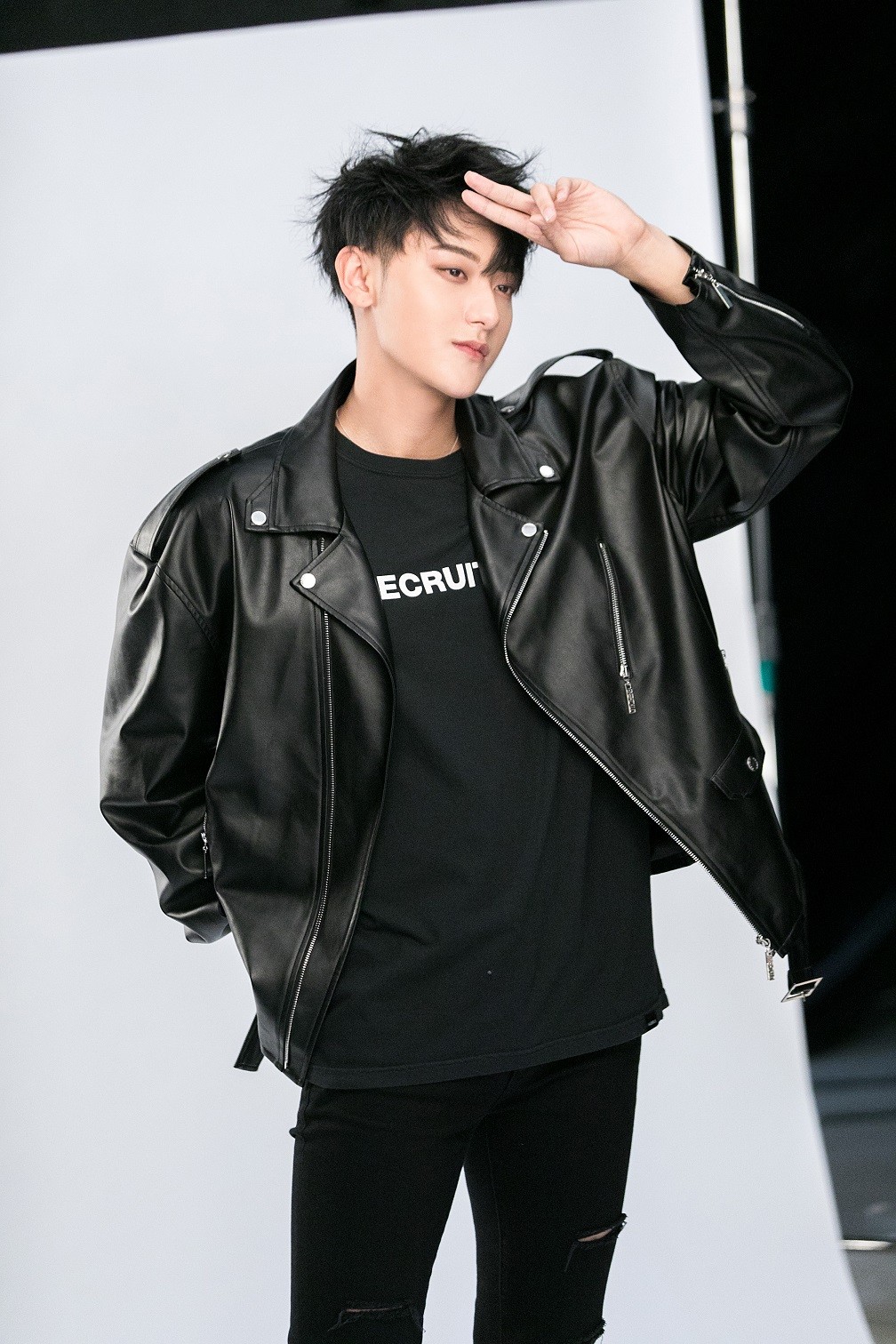 黄子韬硬朗风机车皮衣造型质感升级 全黑色系演绎别样秋冬潮酷时尚