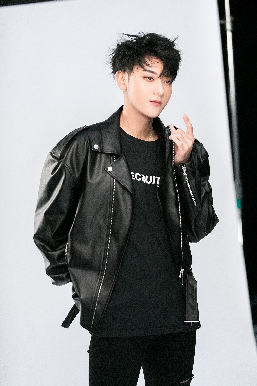 黄子韬硬朗风机车皮衣造型质感升级 全黑色系演绎别样秋冬潮酷时尚