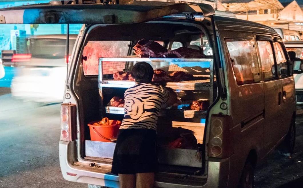 过了早高峰没人买菜了也不能收摊 而是要在菜市场里 一直待到晚高峰