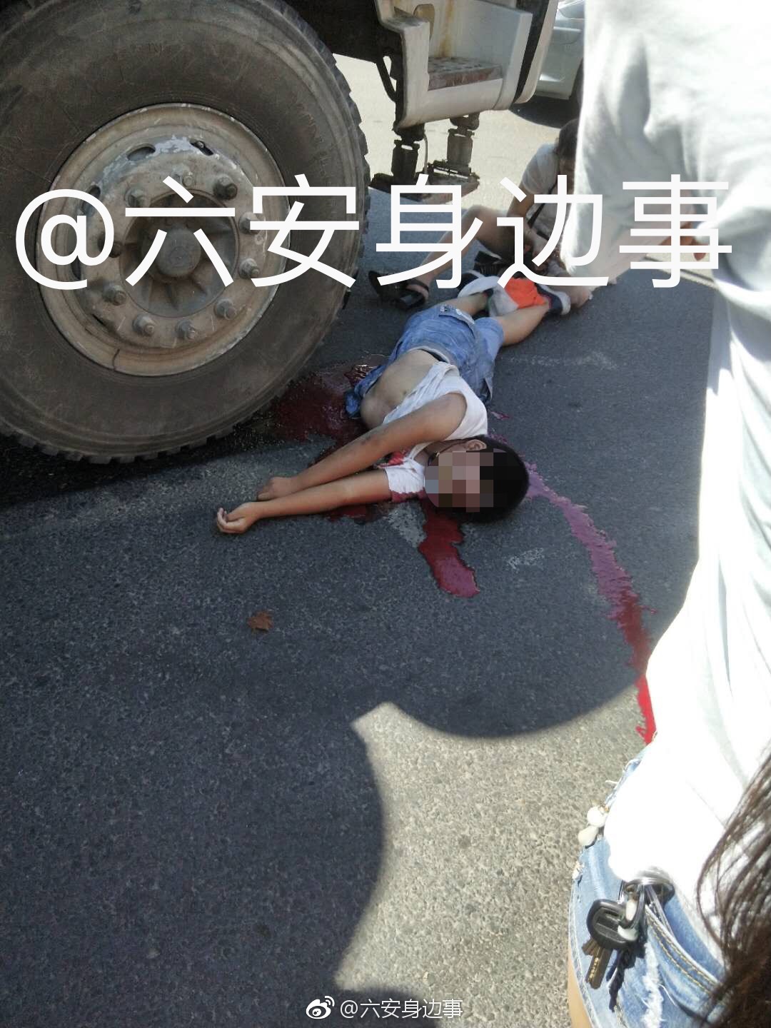 六安一辆搅拌车碾压电瓶车,小小的生命,戛然而止!