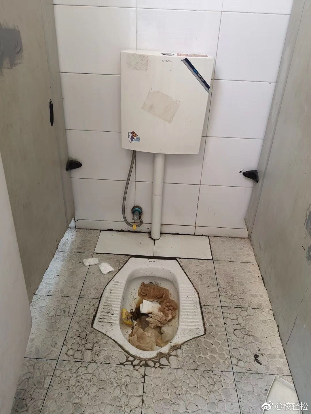 汉口火车站公共厕所脏乱差有损城市窗口形象这还能叫厕所吗