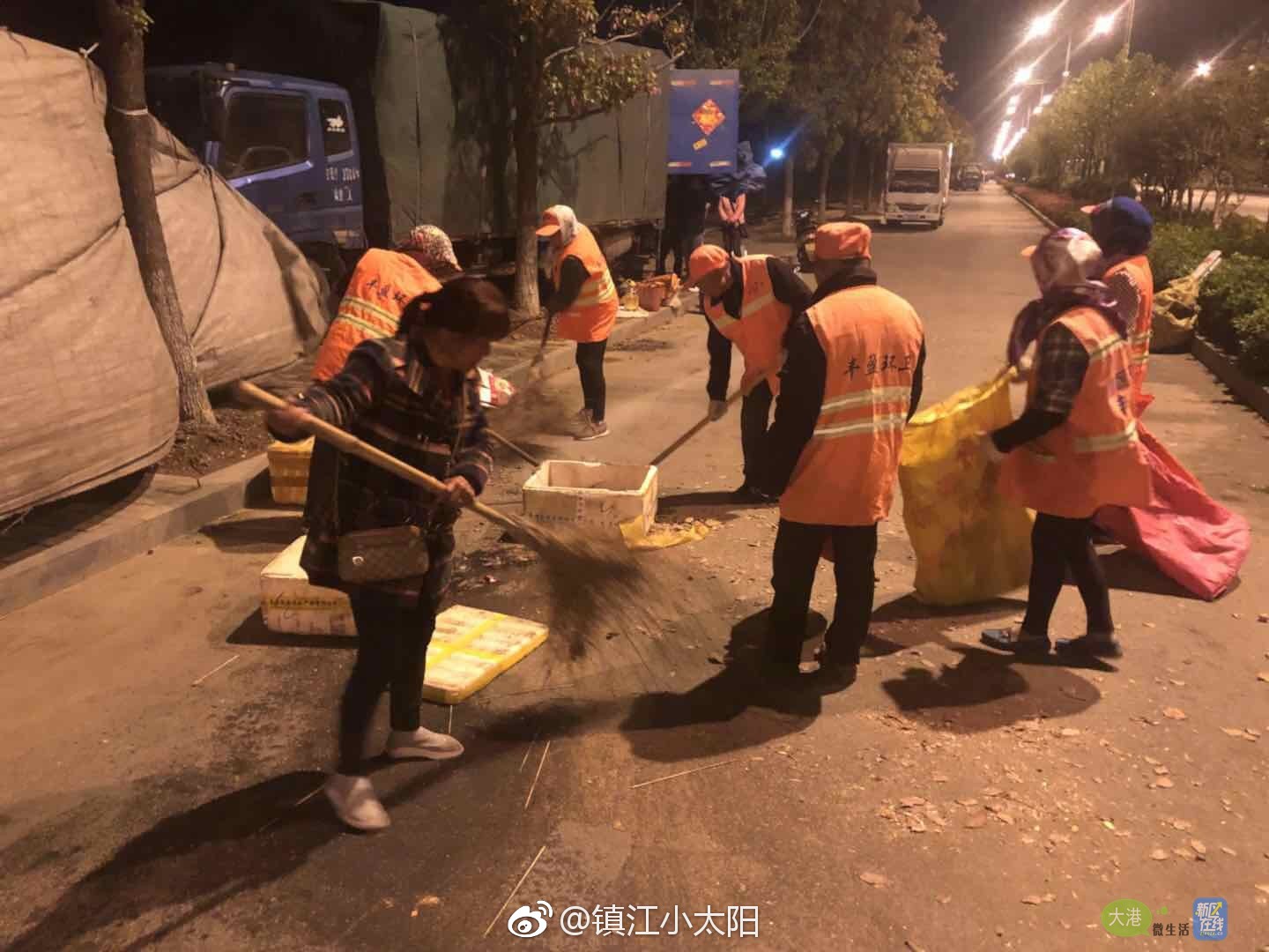 黄明节后,晚上9点多了,镇江环卫工人还在打扫卫生