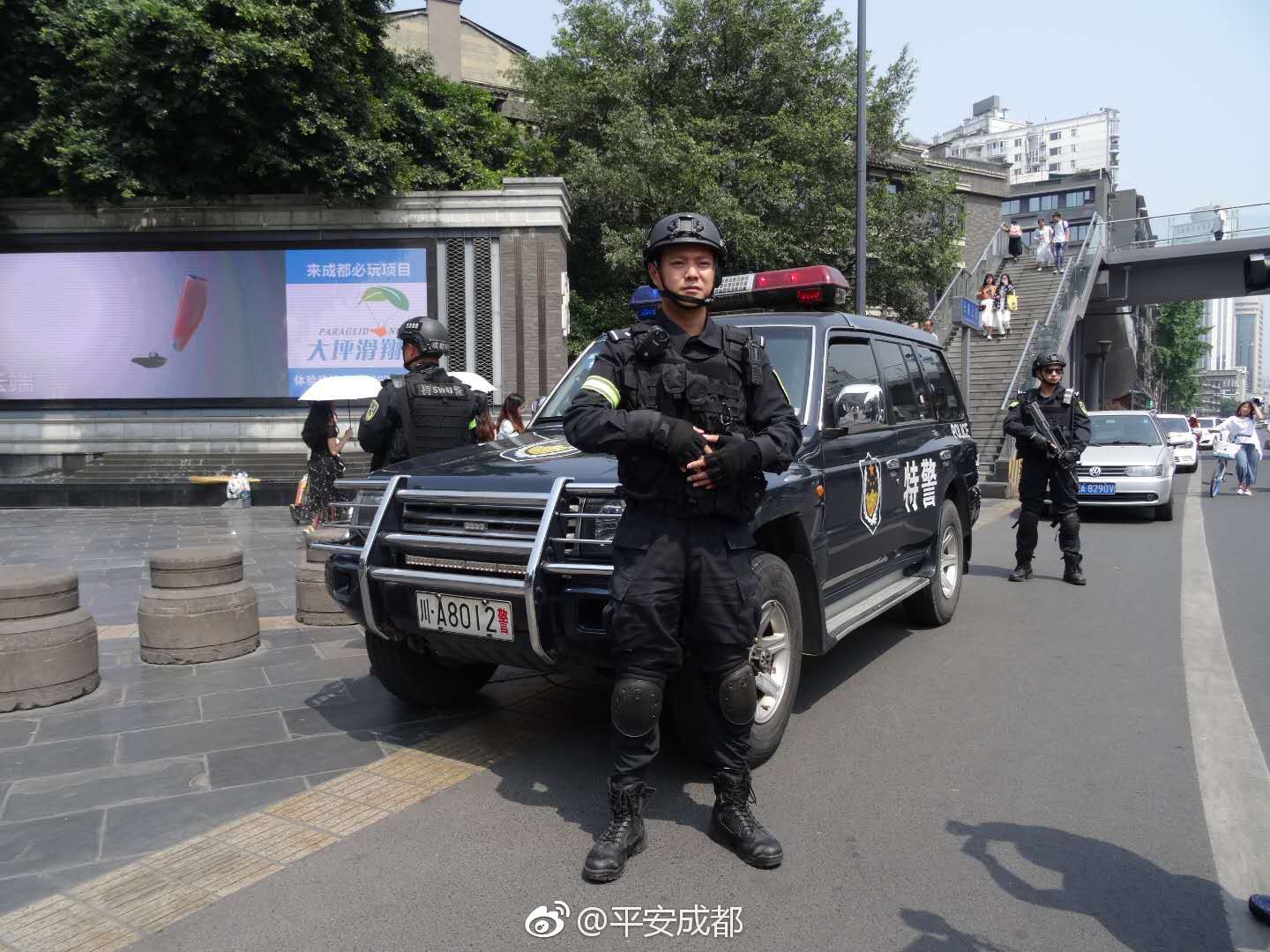 成都公安全力确保市民欢度"五一"