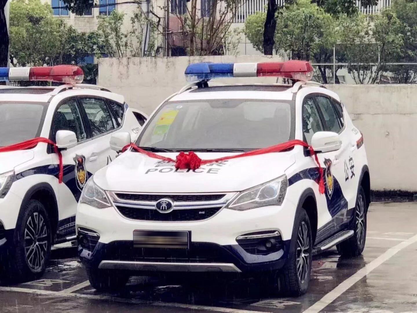 国产神车比亚迪秦唐宋现实做警车,网络游戏做赛车,涂装太霸气