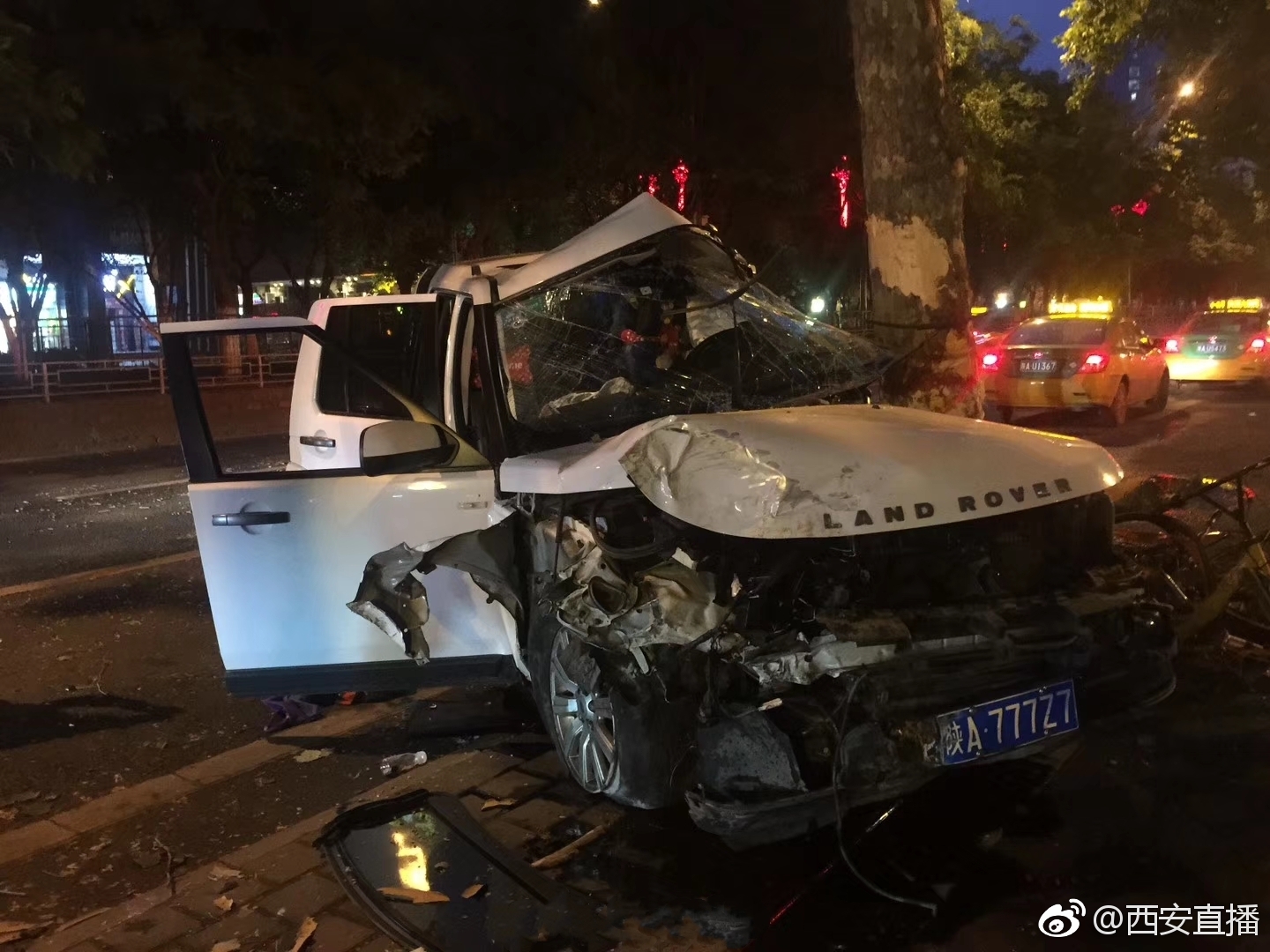 西安出租车街头被撞面目全非 肇事路虎司机自称17岁没驾照