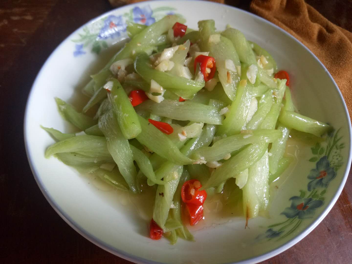 以上就是今天要跟小伙伴们分享做素炒芋茎的全过程,如果你对这菜谱有