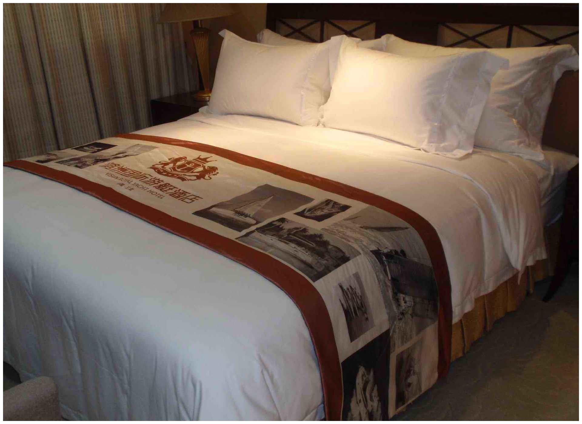 为什么酒店床上都会放一条布?它是用来干什么的?|床上|床旗|酒店_新浪