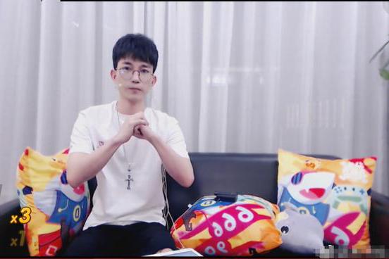 纯白斗鱼首秀:骚白助阵人气破2000万,微博热搜第一!