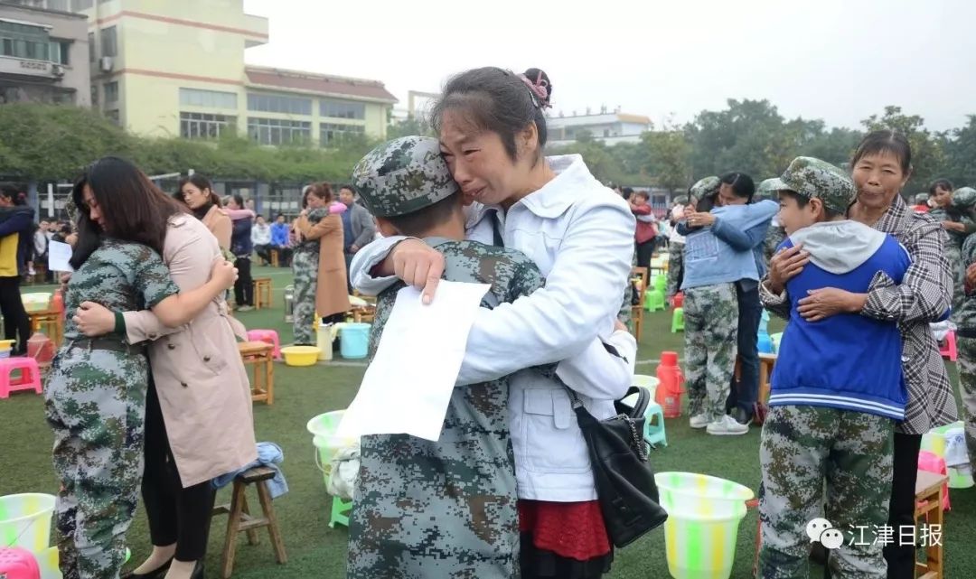 江津五中300个孩子在操场为家长洗脚__财经头条