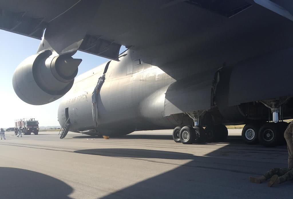 c-5运输机再曝奇葩事故 机头贴地滑行2600多米