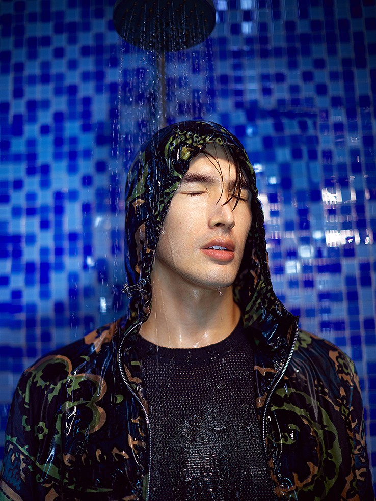 锦荣杂志时尚大片曝光 湿发性感每个毛孔都撩人