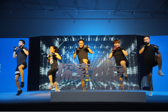 伴随着动感有力的拳击舞蹈表演,一场以"探索热爱"为名的上市活动震撼