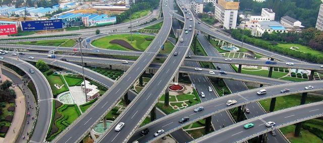 半互通式立交桥是一种介于全分离式和全互通式之间的立交桥,其特点是