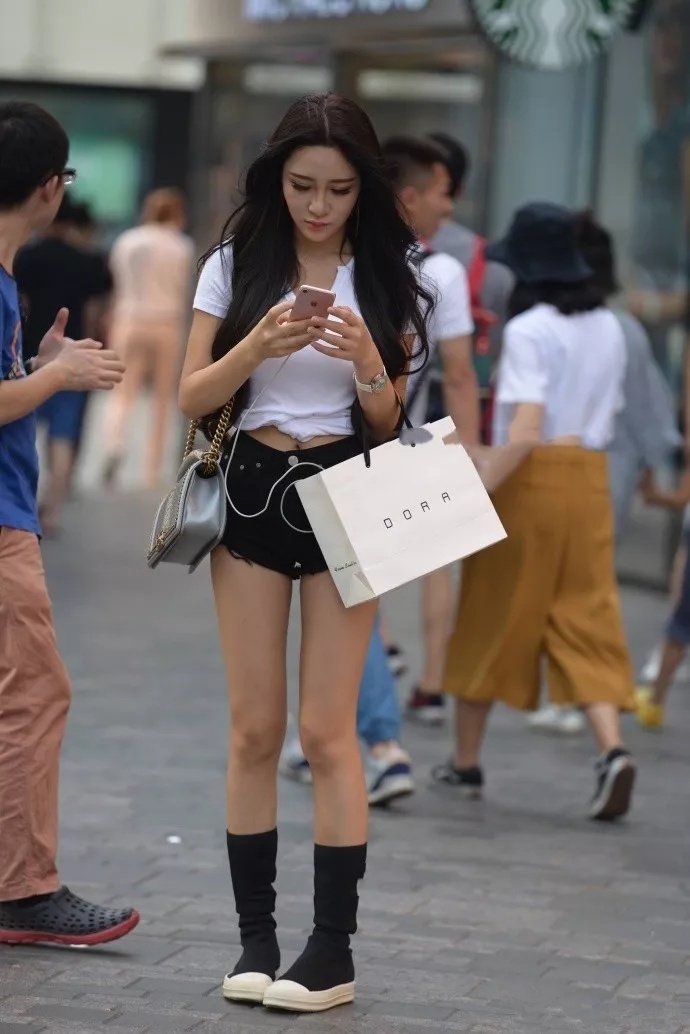 街拍|超短裤穿得如此迷人的女人真不多,她是第一名吗?