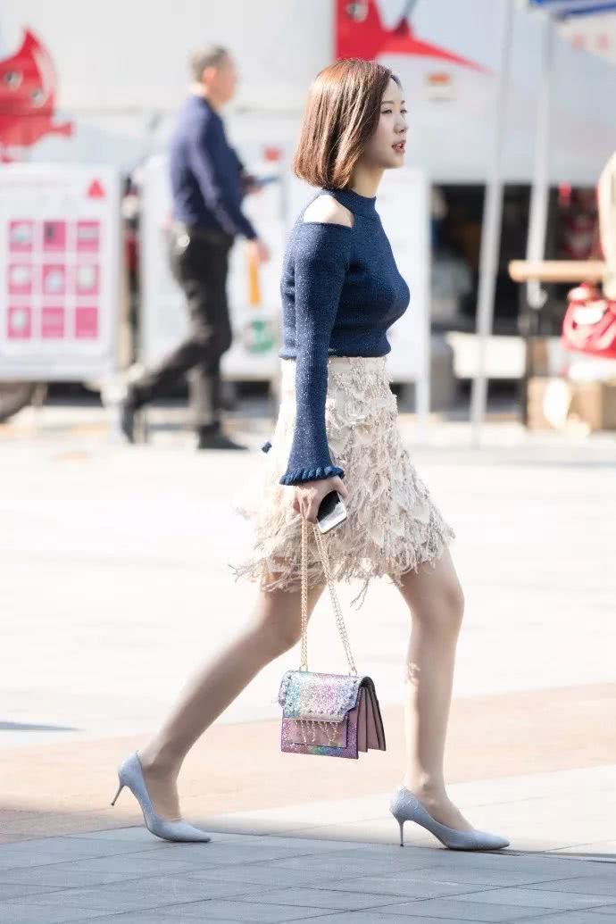 街拍:短发美女一字肩上衣搭配裸色碎花长裙气质温婉动人