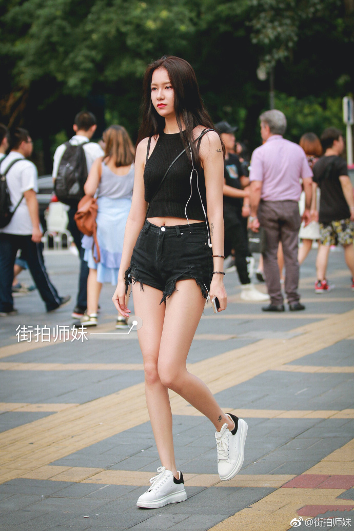 路人街拍,热裤搭配吊带已经成为夏天街道上的主流搭配