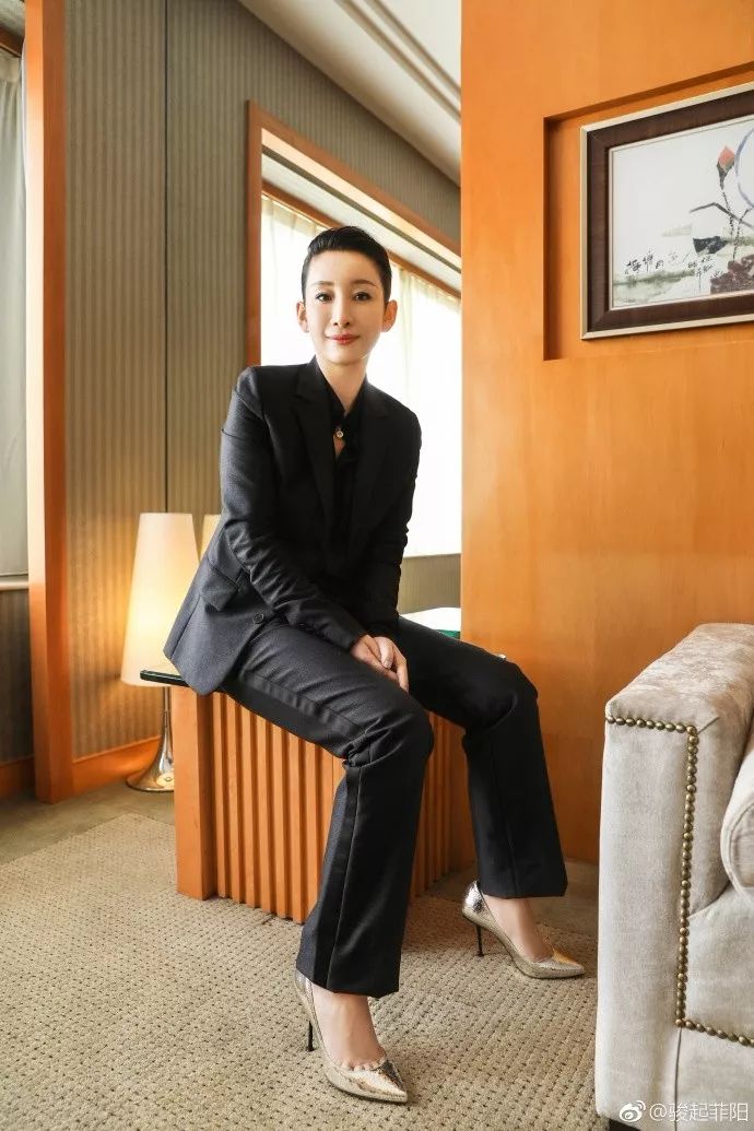 演戏有态度的秦海璐,对职场女性穿搭见解竟然是这样的!