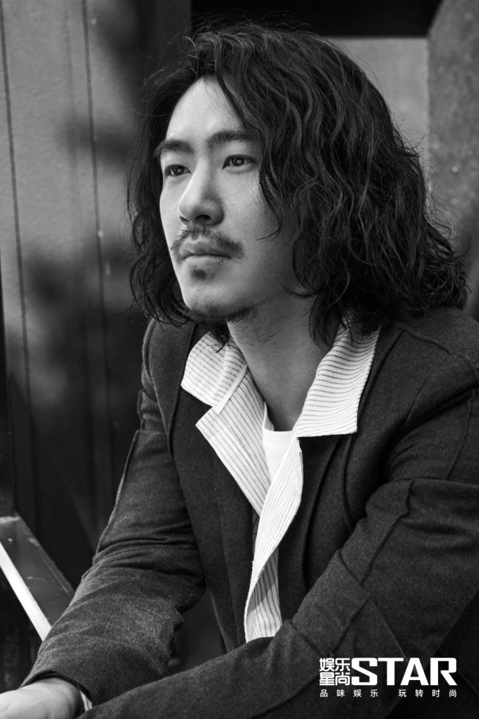 生活中江奇霖留了一头齐耳长发,有着雅痞的文艺风.