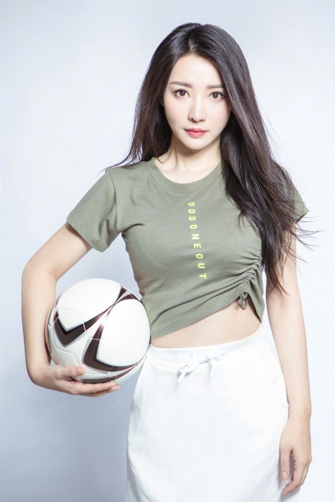 演员与歌手是她的职业,在大陆为比较出名的一位女明星