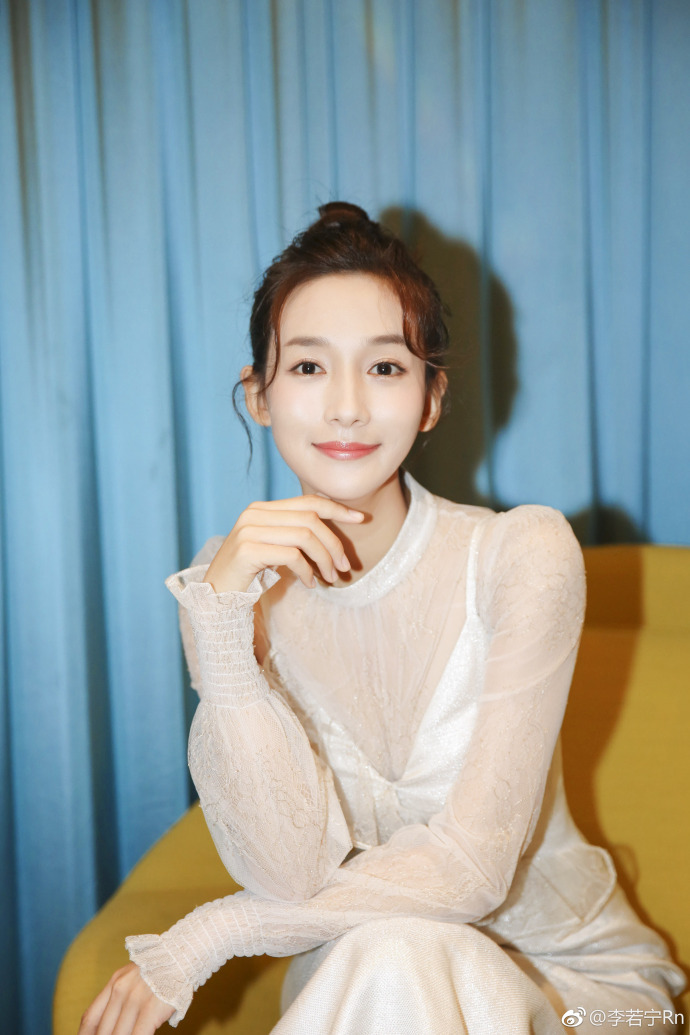 有人说李若宁长得像李沁,也有的说长得像张钧甯,戏里的她温柔体贴,不