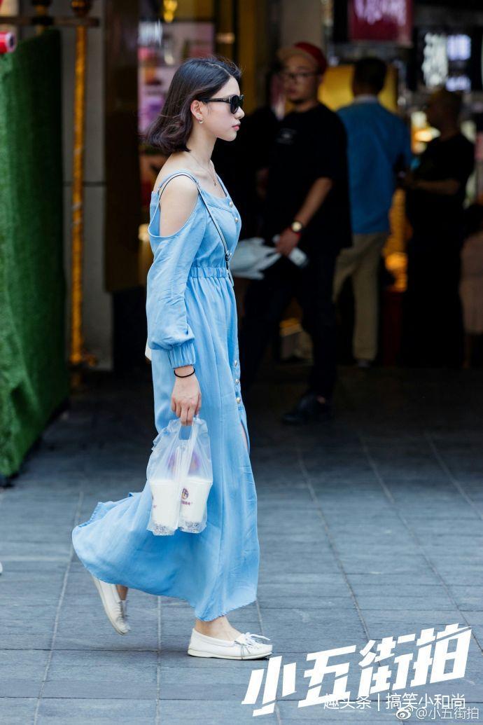路人街拍蓝色连衣裙散发着夏天的味道小姐姐的侧影魅力无限