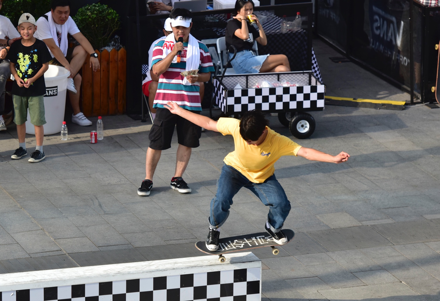 西安街头滑板爱好者比拼完成动作当场拿钱