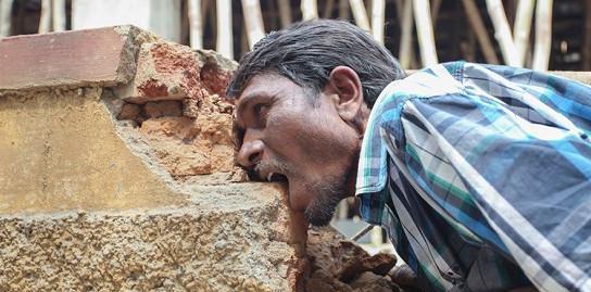 这些能人的饮食真特别, 有人因为穷吃砖头, 有人怀孕后变了口味