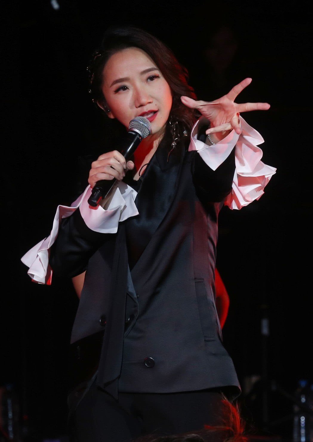 林心如素颜现身陶晶莹演唱会,与贾静雯热聊闺蜜情深