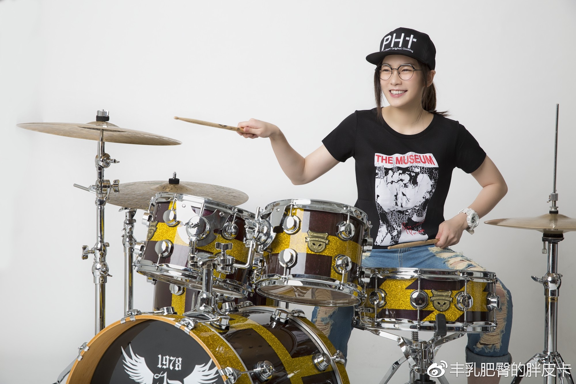 天赋和对乐器的敏锐掌控力,让她在从师短短几年后便成了天资型鼓手