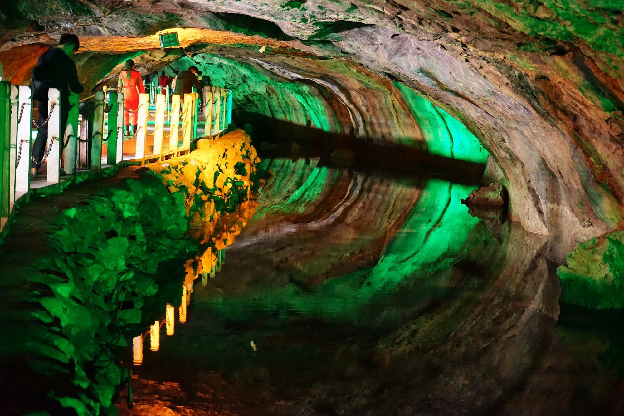 本溪是一个国内少有的国家地质公园城市,这里的水溶洞堪称一绝