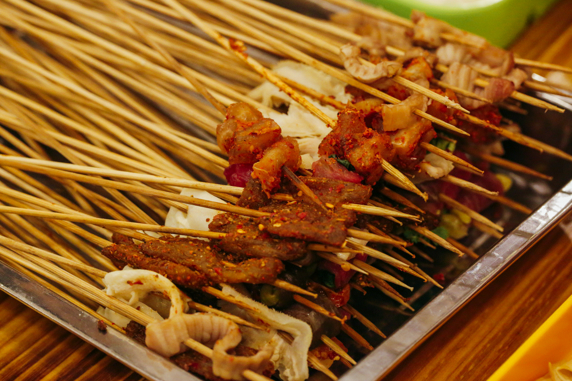 选择困难症也别纠结,就算每样拿上三两根,也能垒成一座"串串儿山".