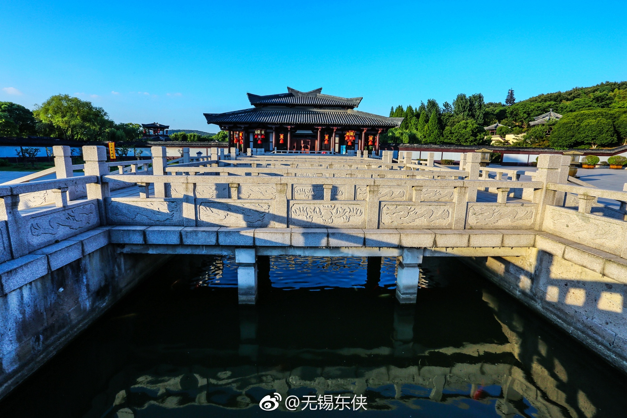 无锡三国城,夕阳下的吴王宫.太阳照在吴王宫的城墙上