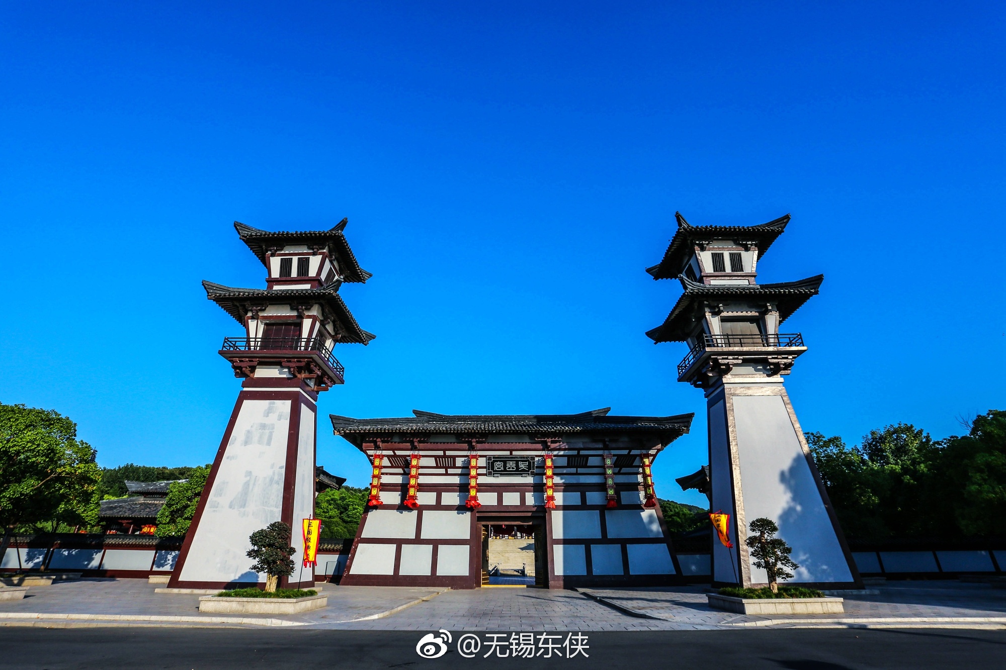 无锡三国城,夕阳下的吴王宫.太阳照在吴王宫的城墙上