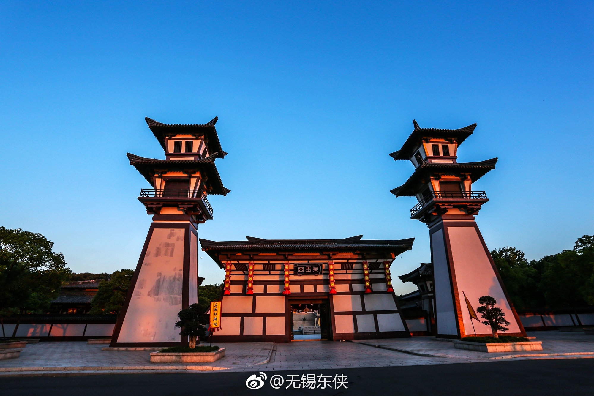 无锡三国城,夕阳下的吴王宫.太阳照在吴王宫的城墙上