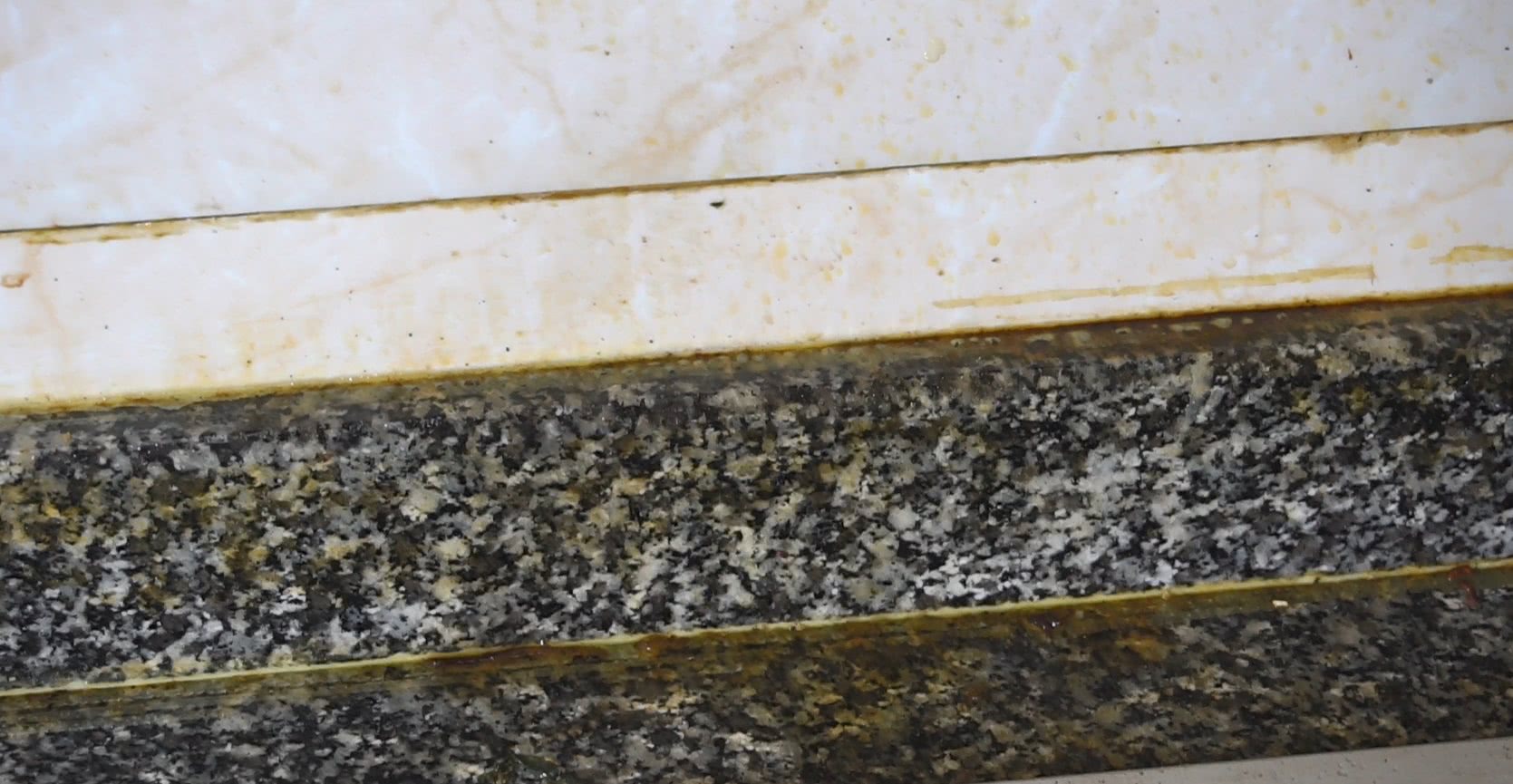 球首先,在装了喷壶的清水的喷壶里倒入适量洗洁精,洗洁精能够去除油污