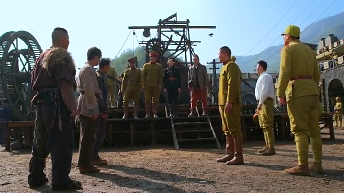 鬼子军官欺负军营里的苦力,没想到对方身手了得,几招就把他打败