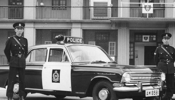 在这个时代,香港警车被漆成黑白相间,或者被漆成黑色
